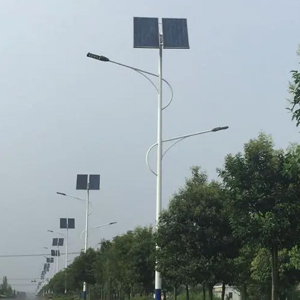 重庆璧山儿童公园道路两旁 太阳能路灯杆工